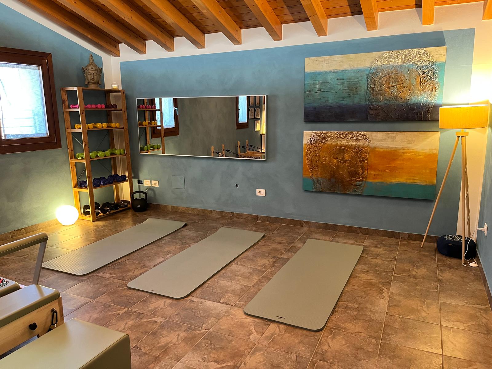 La zona Matwork di Good Vibes, con tappetini e pesi di diverse misure