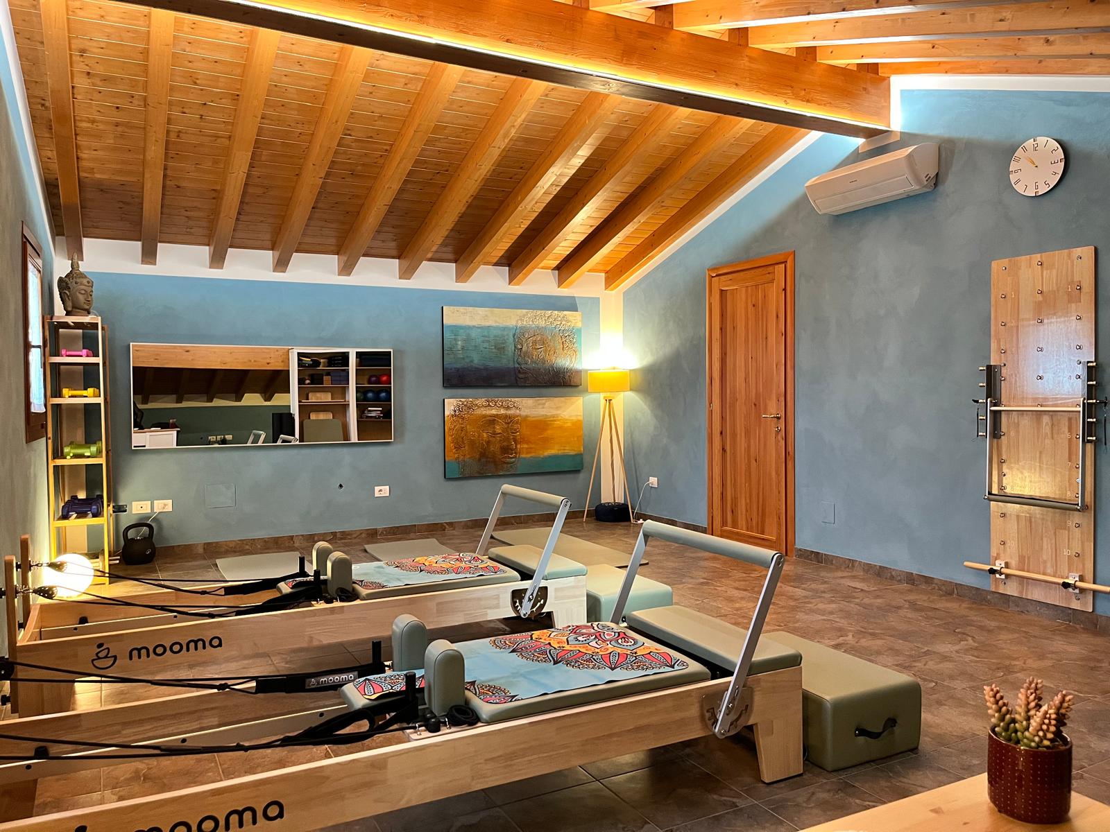 La sala Good Vibes con Reformer, Springboard, specchio e piccoli pesi